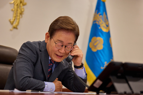 이재명 대통령이 12일 오전 서울 용산 대통령실 집무실에서 르엉 끄엉 베트남 국가주석과 취임 후 첫 통화를 하고 있다. 대통령실 제공