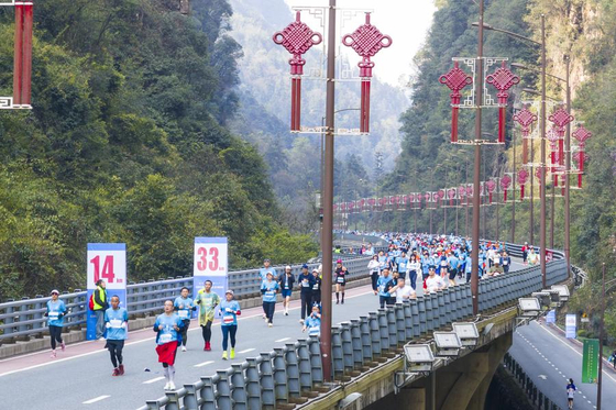 '2025 장자제(張家界) 우링위안(武陵源) 마라톤'에 참가한 선수들을 지난 3월 30일 드론에 담았다. 신화통신