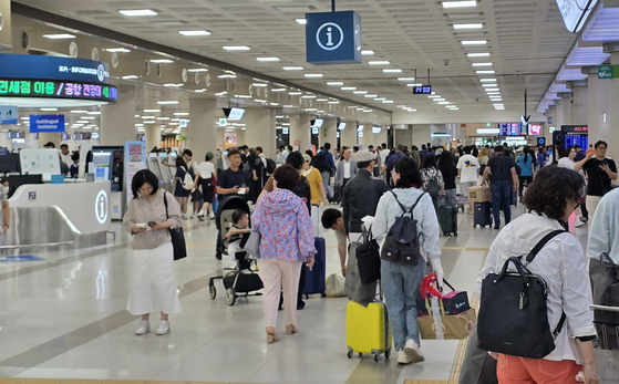 12일 제주국제공항 3층 출국장 항공사 카운터가 여행객들로 붐비는 모습. 박영우 기자