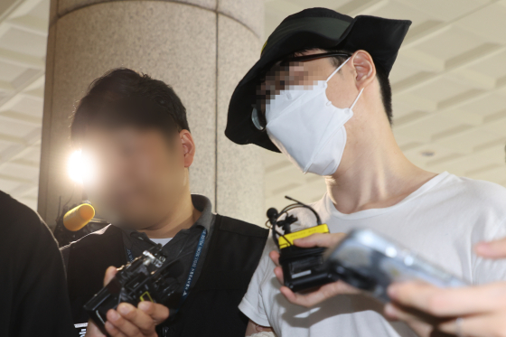 서울 은평구의 한 아파트에서 이웃 주민에게 일본도를 휘둘러 숨지게 한 혐의로 경찰에 긴급 체포된 백모씨가 구속 전 피의자 심문(영장실질심사)을 받기 위해 지난해 8월1일 오전 서울 마포구 서울서부지법으로 들어서고 있다. 연합뉴스