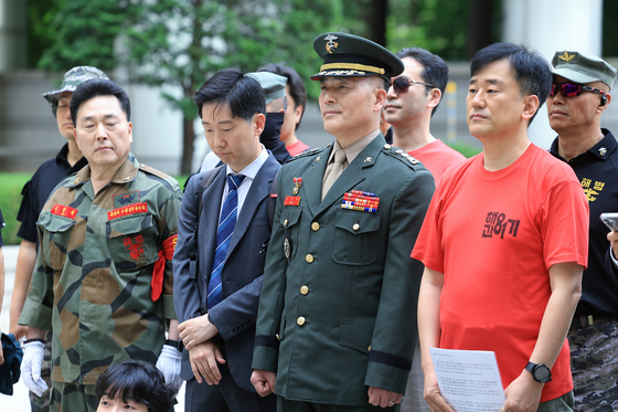 항명 및 상관명예훼손 혐의로 기소된 박정훈 전 해병대 수사단장(대령)이 13일 서울 서초구 서울고등법원에서 열린 항소심 첫 공판에 출석하고 있다. 뉴스1