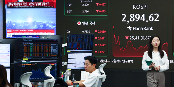이스라엘이 이란에 대한 공습에 나서는 등 중동 위기가 격화한 13일 서울 중구 하나은행 본점 딜링룸 현황판에 코스피가 표시돼 있다. 연합뉴스