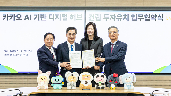 13일 경기도청에서 열린 디지털 허브 조성을 위한 투자유치 업무협약식에서 주광덕 남양주시장(왼쪽부터), 김동연 경기도지사, 정신아 카카오 대표, 이한준 한국토지주택공사(LH) 사장이 기념촬영을 하고 있다. 사진 카카오