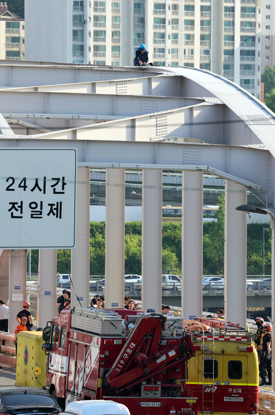 송씨가 11일 오후 서울 용산구 한강대교 위에서 고공 농성을 벌이고 있다. 뉴스1