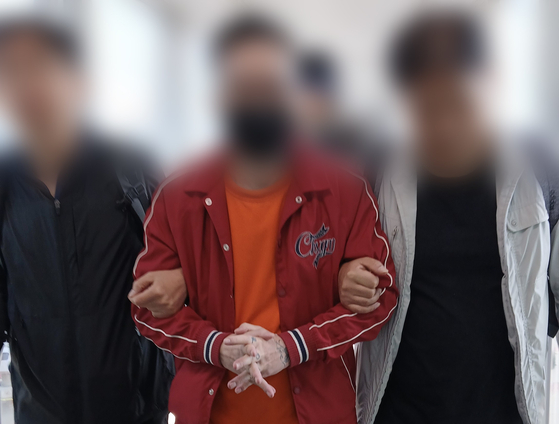 에콰도르에 살면서 우리 국민을 상대로 음란 사이트를 운영하고 아동·여성 성착취물을 배포한 혐의를 받는 50대 남성이 송환됐다. 사진 법무부
