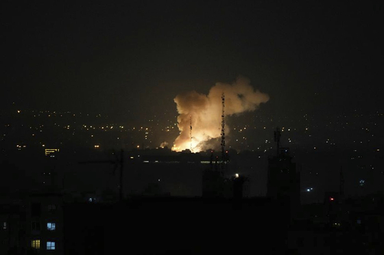 이란 테헤란에서 13일(현지시간) 폭발이 일어난 뒤 연기가 피어오르고 있다. AP=연합뉴스