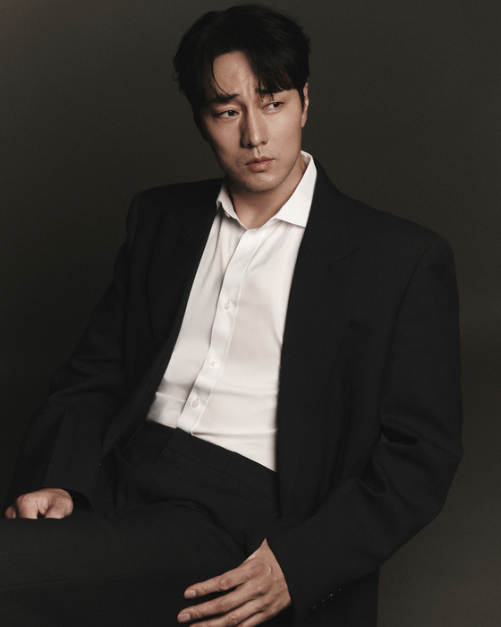 소지섭은 "남성팬들도 많다"는 이야기에 "말이 없고 나대지 않아 그런가보다"며 웃었다. 사진 넷플릭스
