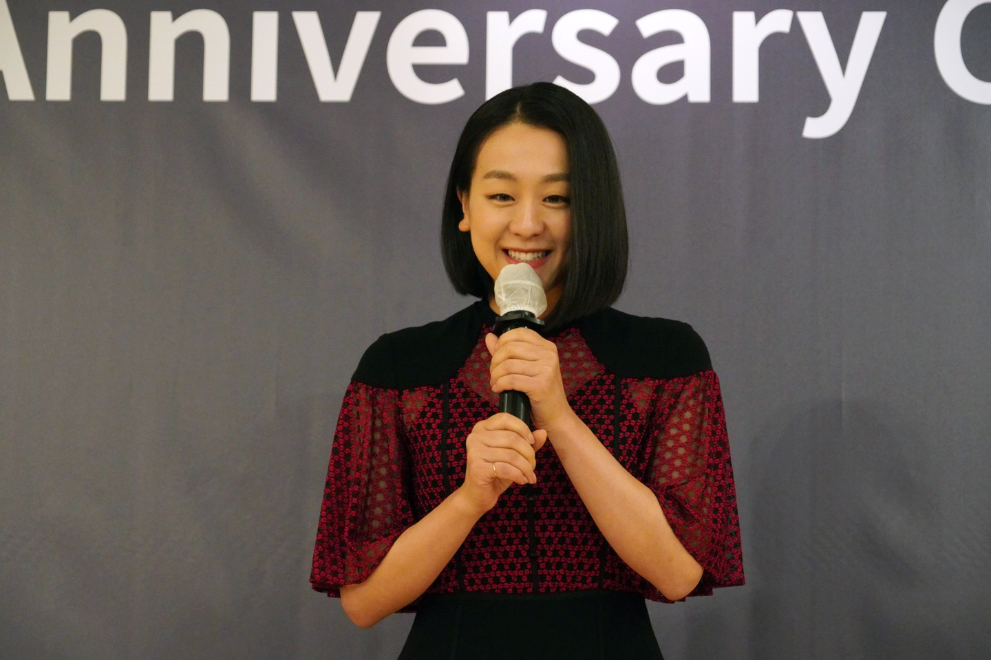 일본 피겨스케이팅 전 국가대표 아사다 마오가 지난해 10월 17일 오후 서울 롯데호텔에서 개최한 일본항공(JAL) 김포-하네다 취항 60주년 기념식에 나타나 인사말을 하고 있다. 사진 JAL