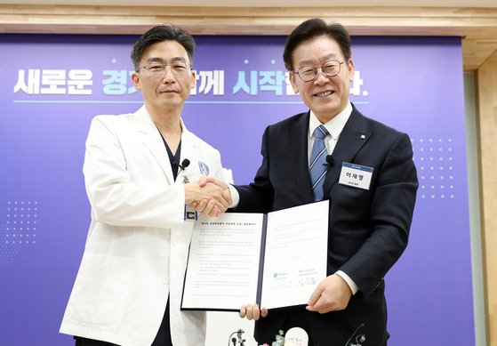 2018년 '닥터헬기' 업무협약 맺는 당시 이재명 경기도지사(오른쪽)와 이국종 아주대병원 교수. 연합뉴스