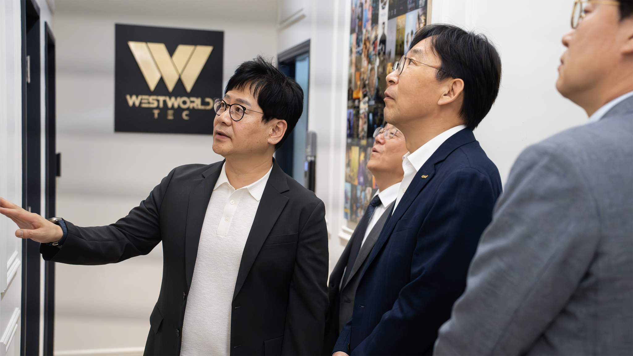 중앙대 관계자들이 웨스트월드 스튜디오 현장을 둘러보고 있다.