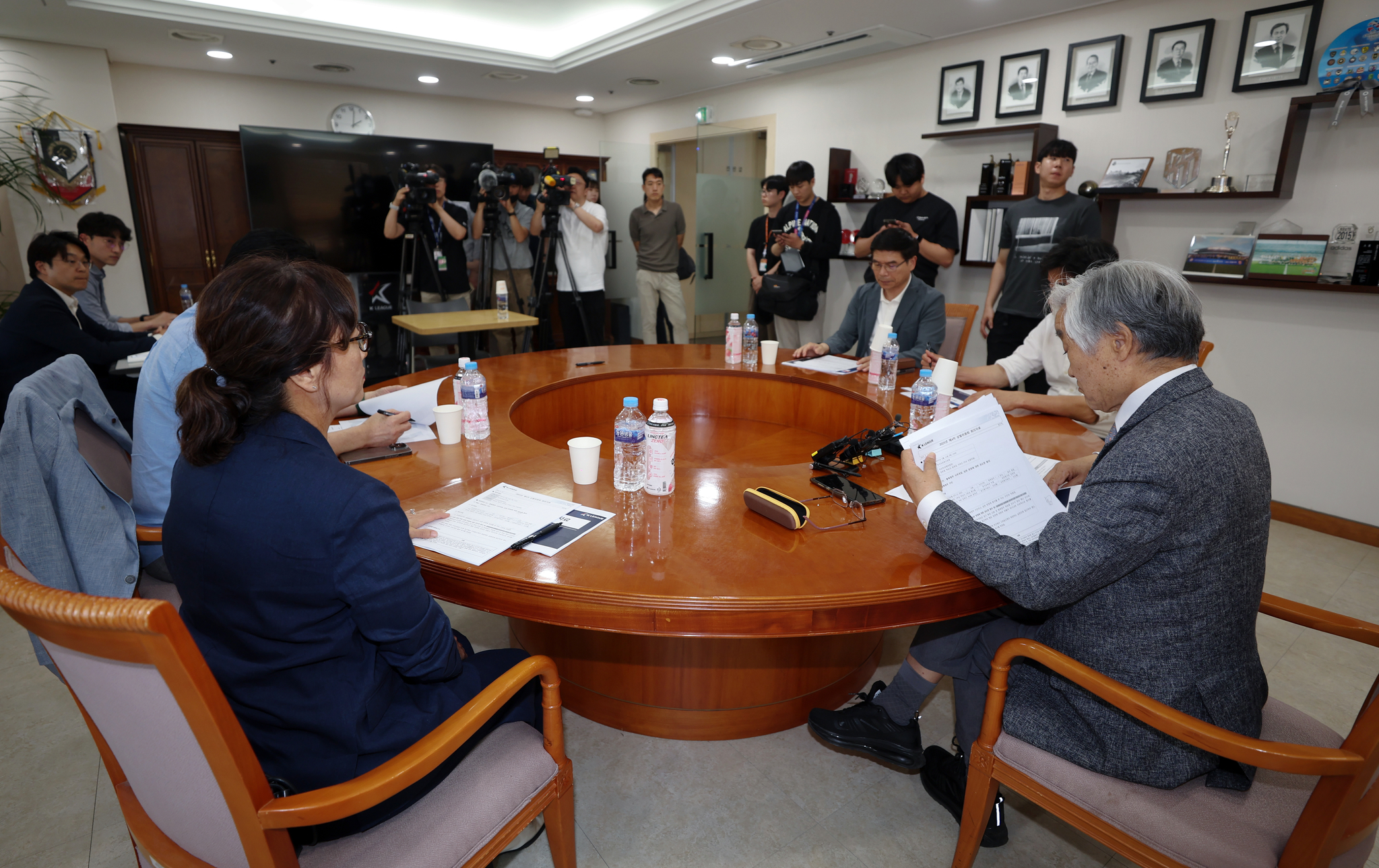 한국프로축구연맹 조남돈 상벌위원장을 비롯한 위원들이 12일 서울 종로구 한국프로축구연맹에서 열린 광주 FC 관련 상벌위원회 시작을 기다리며 자료를 살펴보고 있다. [연합뉴스]