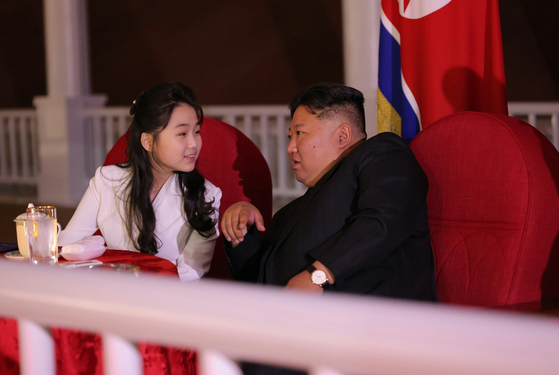 김정은의 딸 김주애가 12일 강건호 진수식에 참석한 모습. 노동신문=뉴스1