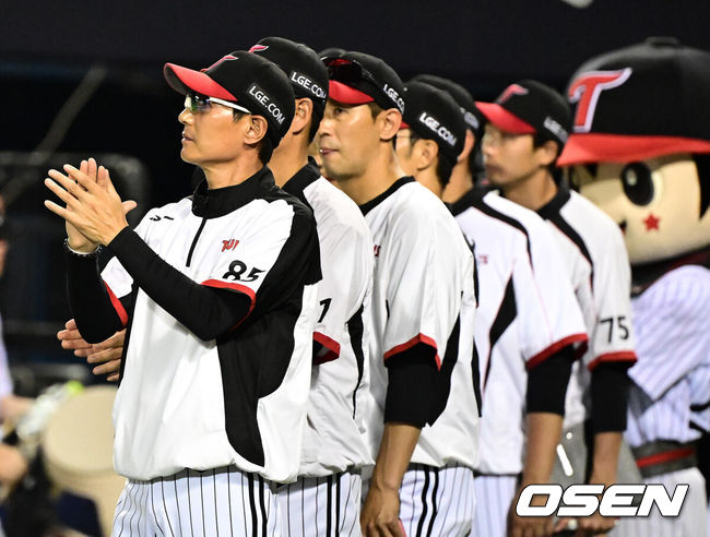 [OSEN=잠실, 지형준 기자] 프로야구 LG 트윈스가SSG 랜더스 상대로 이틀 연속 역전승을 거두며 1위 자리를 지켰다.LG는 12일 서울 잠실구장에서 열린 2025 KBO리그SSG와 시즌 12차전 맞대결에서 7-4로 승리했다. LG는 2위 한화와 승차를 0.5경기 차이로 1위를 지켜냈다.박동원이 대타로 나와 2타점 역전 결승 2루타로 해결사가 됐다.선발 투수 치리노스는 5⅔이닝 9피안타 2볼넷 5탈삼진 4실점으로 승리 투수가 됐다. 시즌 7승째를 기록했다.경기를 마치고 LG 염경엽 감독이 선수들에게 박수를 보내고 있다. 2025.06.12 /jpnews@osen.co.kr