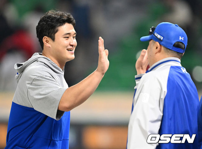 [OSEN=인천, 이대선 기자] 29일 오후 인천 SSG랜더스필드에서 2025 신한 SOL Bank KBO리그 SSG 랜더스와 삼성 라이온즈 경기가 열렸다.이날 삼성이 SSG에 3-1로 승리했다경기 종료 후 삼성 최원태가 박진만 감독과 승리의 기쁨을 나누고 있다. 2025.04.29 /sunday@osen.co.kr