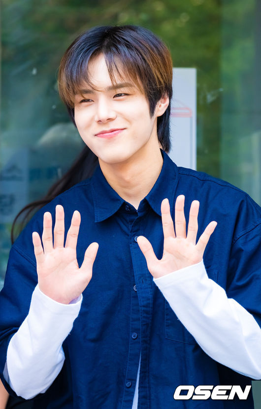 [OSEN=박준형 기자] 제21대 대통령 선거 나흘 앞으로 다가온 가운데 30일 '제21대 대통령선거 사전투표'가 실시됐다.사전투표는 전국의 3천 5백개가 넘는 투표소에서 오전 6시부터 오후 6시까지 실시된다.그룹 82메이저(82MAJOR) 멤버 황성빈이 청담동 주민센터 사전투표소 앞에서 포즈를 취하고 있다. 2025.05.30 / soul1014@osen.co.kr
