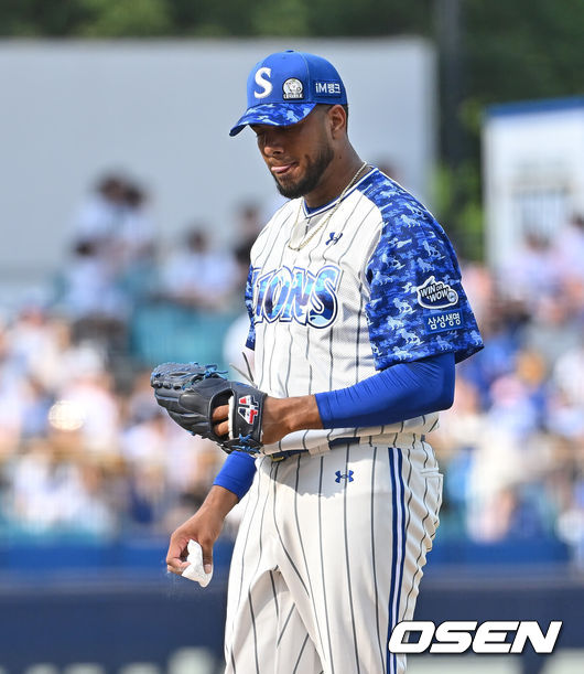 [OSEN=대구, 이석우 기자] 7일 대구삼성라이온즈파크에서 2025 신한 SOL 뱅크 KBO 리그 삼성 라이온즈와 NC 다이노스의 경기가 열렸다. 홈팀 삼성은 레예스가, 방문팀 NC는 신민혁이 선발 출전했다. 삼성 라이온즈 선발 투수 레예스가 1회초 2실점하고 아쉬워하고 있다. 2025.06.07 / foto0307@osen.co.kr