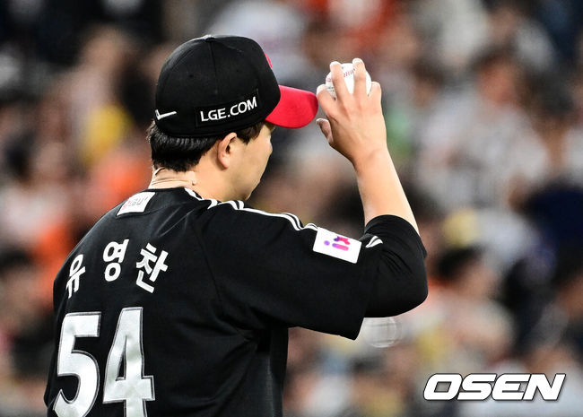 [OSEN=대전, 지형준 기자] 14일 대전 한화생명볼파크에서 2025 신한 SOL Bank KBO리그 한화 이글스와 LG 트윈스의 경기가 열렸다.LG가 40승 26패 1무(승률 .606)로 1위, 한화는 40승 27패(승률 .597)로 2위다. 0.5경기 차이다. 경기 결과에 따라 1위가 바뀔 수도 있다.이날 한화는 폰세, LG는 임찬규를 선발로 내세웠다.8회말 1사 1,2루에서 LG 유영찬이 마운드에 오르고 있다. 2025.06.14 /jpnews@osen.co.kr