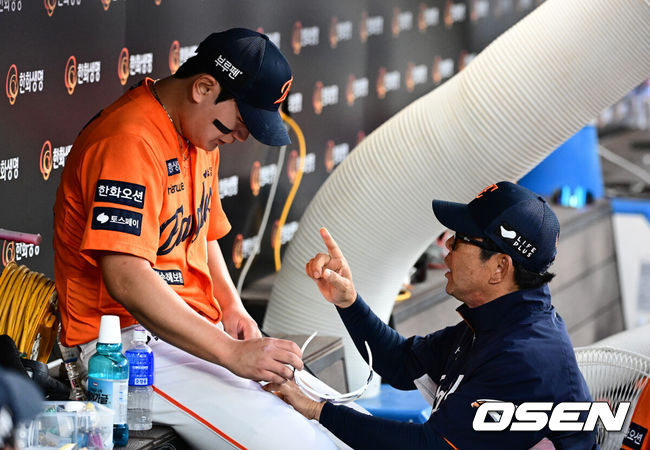[OSEN=대전, 지형준 기자] 14일 대전 한화생명볼파크에서 2025 신한 SOL Bank KBO리그 한화 이글스와 LG 트윈스의 경기가 열렸다.LG가 40승 26패 1무(승률 .606)로 1위, 한화는 40승 27패(승률 .597)로 2위다. 0.5경기 차이다. 경기 결과에 따라 1위가 바뀔 수도 있다.이날 한화는 폰세, LG는 임찬규를 선발로 내세웠다.8회초 수비를 마치고 한화 양상문 코치가 김서현을 격려하고 있다. 1사 만루에 마운드 오른 김서현이 LG 박동원에 희생플라이를 허용하며 동점을 허용했다. 2025.06.14 /jpnews@osen.co.kr