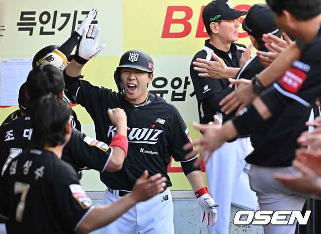 [OSEN=대구, 이석우 기자] 14일 대구삼성라이온즈파크에서 2025 신한 SOL 뱅크 KBO 리그 삼성 라이온즈와 KT 위즈의 경기가 열렸다. 홈팀 삼성은 후라도가, 방문팀 KT는 쿠에바스가 선발 출전했다. KT 위즈 이정훈이 3회초 1사 1루 우월 2점 홈런을 치고 하이파이브를 하고 있다. 2025.06.14 / foto0307@osen.co.kr