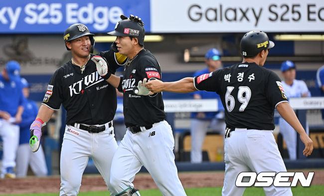 [OSEN=대구, 이석우 기자] 14일 대구삼성라이온즈파크에서 2025 신한 SOL 뱅크 KBO 리그 삼성 라이온즈와 KT 위즈의 경기가 열렸다. 홈팀 삼성은 후라도가, 방문팀 KT는 쿠에바스가 선발 출전했다. KT 위즈 이정훈이 3회초 1사 1루 우월 2점 홈런을 치고 하이파이브를 하고 있다. 2025.06.14 / foto0307@osen.co.kr