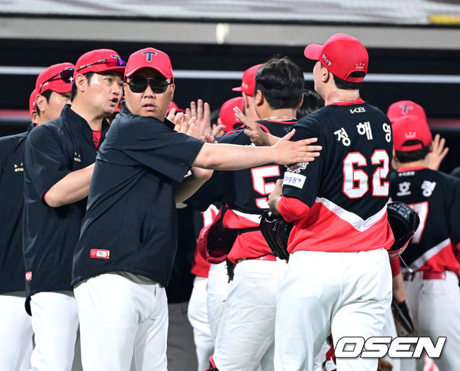 [OSEN=수원, 최규한 기자] ‘김도영 친구’ 윤도현이 데뷔 첫 연타석홈런을 터트리며 위기의 호랑이군단을 구했다.프로야구 KIA 타이거즈는 1일 수원KT위즈파크에서 열린 2025 신한 SOL뱅크 KBO리그 KT 위즈와의 시즌 9차전에서 5-3으로 승리했다. KIA는 최근 2연패, 원정 4연패에서 탈출하며 시즌 27승 1무 28패를 기록했다. 주말시리즈 마지막 경기를 승리로 장식, 스윕패를 면했다.경기를 마무리지은 KIA 투수 정해영과 이범호 감독이 인사를 나누고 있다. 2025.06.01 / dreamer@osen.co.kr