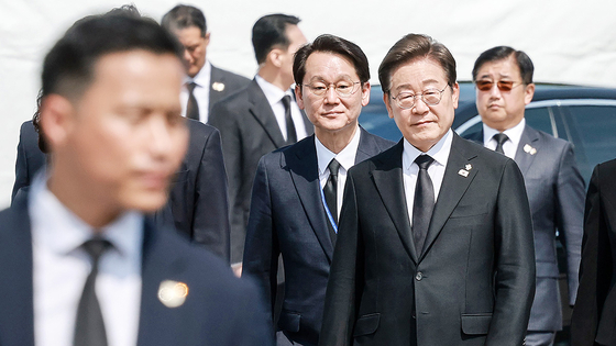 이재명 대통령이 지난 6일 서울 동작구 국립서울현충원에서 열린 현충일 추념식에 입장하고 있다. 박관천 대통령경호처 차장(오른쪽 뒤)이 이 대통령을 수행하고 있다. 연합뉴스