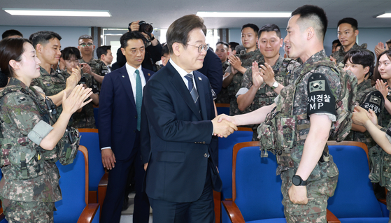 이재명 대통령이 13일 경기도 연천군 육군 25사단 비룡전망대에서 장병들을 격려하고 있다. 연합뉴스