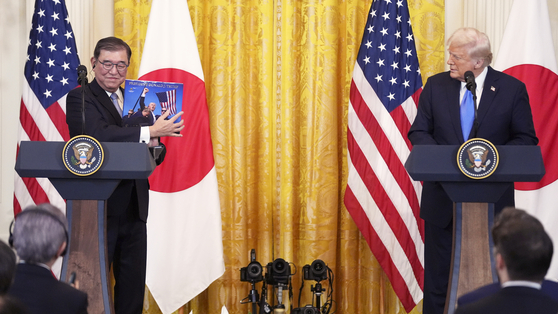 도널드 트럼프 미국 대통령(오른쪽)과 이시바 시게루 일본 총리. AP=연합뉴스