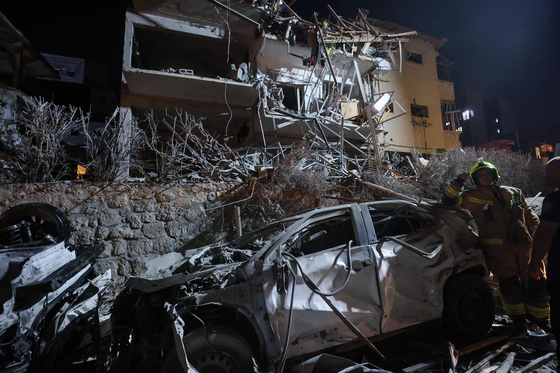 13일 이란의 탄도 미사일 공격으로 텔아비브의 한 건물이 일부 파괴된 모습. AFP=연합뉴스