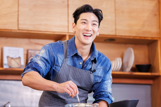 힘든 날, 생각나는 엄마의 요리로 백호는 콩국을 떠올렸다. 무와 배추를 넣고 콩 반죽을 넣어 만드는 제주 토속 음식이다.    사진 나승보 