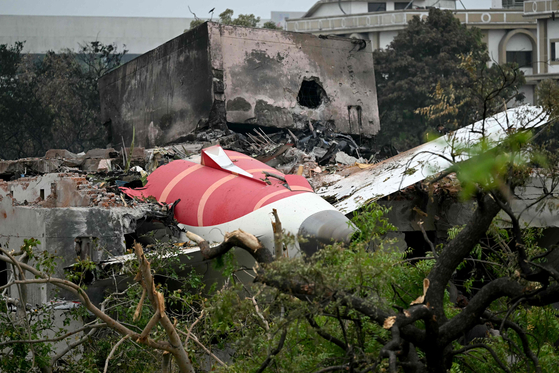 13일(현지시간) 인도 아메다바드 공항 인근 주택가에 추락한 에어인디아 171편의 잔해 모습. AFP=연합뉴스