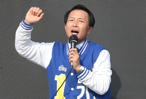 지난해 4월 7일 송기호 더불어민주당 서울 송파을 후보가 서울 송파구 석촌동주민센터 앞에서 지지를 호소하고 있다. 뉴스1