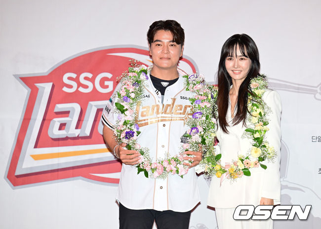 [OSEN=인천, 김성락 기자] 프로야구 롯데 자이언츠가 아슬아슬한 투수전을 잡아내고 3연승을 내달렸다.롯데는 14일 인천 SSG랜더스필드에서 열린 ‘2025 신한은행 SOL Bank KBO리그’ SSG 랜더스와의 경기에서 4-2로 승리했다.경기 종료 후 추신수의 은퇴식 행사가 진행됐다. SSG 추신수, 아내 하원미가 기념촬영을 하고 있다. 2025.06.14 / ksl0919@osen.co.kr