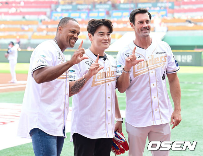 [OSEN=인천, 김성락 기자] 14일 인천 SSG랜더스필드에서 ‘2025 신한은행 SOL Bank KBO리그’ SSG 랜더스와 롯데 자이언츠의 경기가 열렸다.이날 SSG는 김광현, 롯데는 감보아를 선발로 내세웠다. 경기 시작에 앞서 SSG 추신수, MLB 출신 아드리안 벨트레, 콜 해멀스가 기념촬영을 하고 있다. 2025.06.14 / ksl0919@osen.co.kr