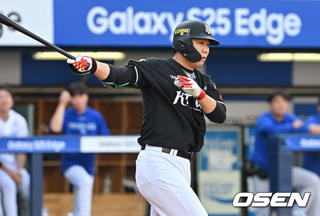[OSEN=대구, 이석우 기자] 14일 대구삼성라이온즈파크에서 2025 신한 SOL 뱅크 KBO 리그 삼성 라이온즈와 KT 위즈의 경기가 열렸다. 홈팀 삼성은 후라도가, 방문팀 KT는 쿠에바스가 선발 출전했다. KT 위즈 이정훈이 힘찬 타격을 하고 있다. 2025.06.14 / foto0307@osen.co.kr