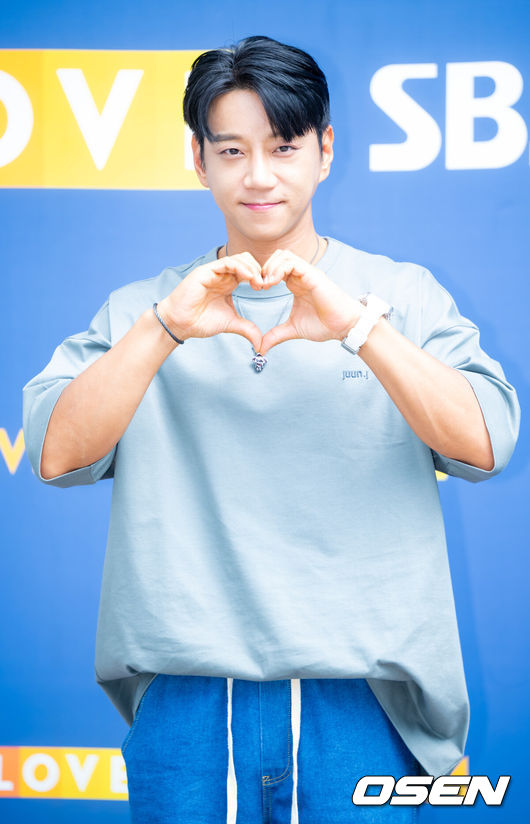 [OSEN=민경훈 기자] 24일 오후 서울 목동 SBS에서 SBS 라디오 파워FM '두시탈출 컬투쇼’가 진행됐다.가수 황치열이 입장하며 포즈를 취하고 있다. 2023.08.24 / rumi@osen.co.kr
