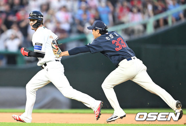 [OSEN=인천, 김성락 기자] 프로야구 롯데 자이언츠가 아슬아슬한 투수전을 잡아내고 3연승을 내달렸다.롯데는 14일 인천 SSG랜더스필드에서 열린 ‘2025 신한은행 SOL Bank KBO리그’ SSG 랜더스와의 경기에서 4-2로 승리했다.9회말 1사 2, 3루 SSG 정준재의 1루수 땅볼 때 롯데 2루수 손호영이 2루주자 오태곤을 태그아웃 시키고 있다.  2025.06.14 / ksl0919@osen.co.kr