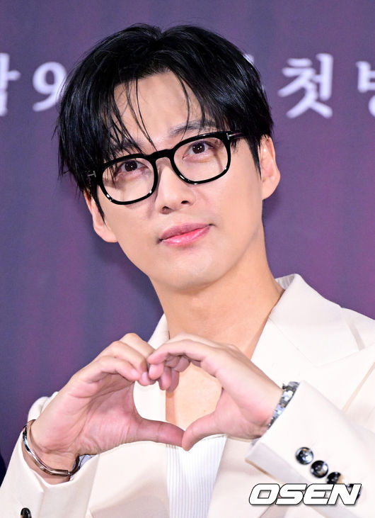 [OSEN=최규한 기자] 10일 오후 서울 용산 CGV에서 SBS 새 금토드라마 ‘우리영화’ 제작발표회가 열렸다.드라마 ‘우리영화’는 다음이 없는 영화감독 이제하(남궁민 분)와 오늘이 마지막인 배우 이다음(전여빈 분)의 내일로 미룰 수 없는 사랑 이야기를 그린다.배우 남궁민이 포토타임을 하고 있다. 2025.06.10 / dreamer@osen.co.kr