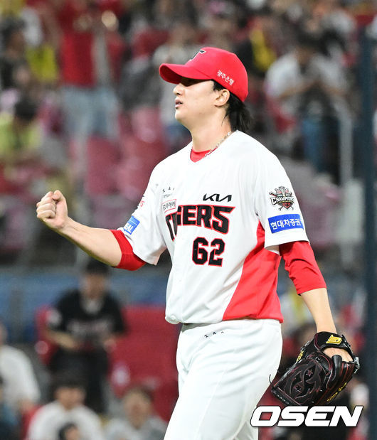 [OSEN=광주, 김성락 기자] KIA 타이거즈가 3연승을 질주하며 5할 승률을 눈 앞에 두었다.KIA는 17일 광주-기아 챔피언스필드에서 열린 2025 신한은행 SOL bank KBO리그 두산 베어스와 더블헤더 2차전을 4-1로 이겼다. 선발 양현종이 6이닝 1실점으로 호투했다. 최원준이 결승 투런홈런을 날렸다. 1차전에 이어 더블헤더를 모두 잡고 3연승과 함께 21승22패를 기록했다.승리가 확정된 순간 KIA 정해영이 기뻐하고 있다. 2025.05.17 / ksl0919@osen.co.kr