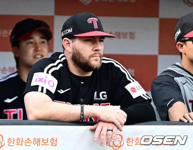 [OSEN=대전, 지형준 기자] 프로야구 한화 이글스와 LG 트윈스가 연장 11회 접전을 펼쳤으나 승부를 가리지 못했다.한화와 LG는14일 대전 한화생명볼파크에서 열린 2025 KBO리그 정규 시즌 맞대결 9차전에서 연장 11회 2-2 무승부를 기록했다.LG는 1위를 지켰고, 한화는 LG와 0.5경기 차이를 유지했다. 1회 LG 오스틴이 더그아웃에서 경기를 지켜보고 있다. 오스틴은 경기 직전 훈련을 하다가 옆구리가 불편해 1회 시작하자마자 타석에 들어서지 못한 채 곧장 대타 이영빈으로 교체됐다. 2025.06.14 /jpnews@osen.co.kr