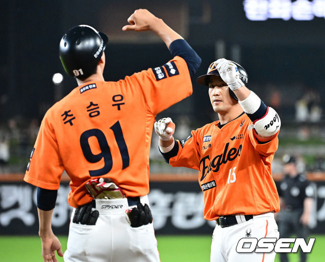 [OSEN=대전, 지형준 기자] 15일 대전 한화생명볼파크에서 2025 신한 SOL Bank KBO리그 한화 이글스와 LG 트윈스의 경기가 열렸다.이날 한화는 문동주, LG는 송승기를 선발로 내세웠다.5회말 2사 2루에서 한화 최재훈이 1타점 적시타를 날리며 추승우 코치와 하이파이브를 하고 있다. 2025.06.15 /jpnews@osen.co.kr