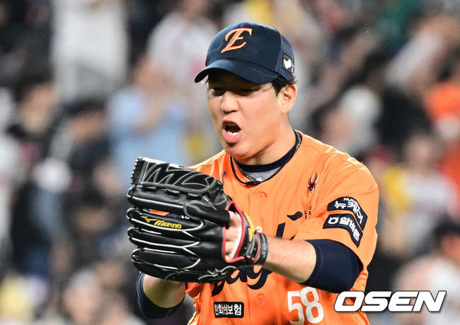 [OSEN=대전, 지형준 기자] 15일 대전 한화생명볼파크에서 2025 신한 SOL Bank KBO리그 한화 이글스와 LG 트윈스의 경기가 열렸다.이날 한화는 문동주, LG는 송승기를 선발로 내세웠다.6회초 2사 2,3루에서 한화 박상원이 LG 오스틴을 중견수 플라이로 처리하며 기뻐하고 있다. 2025.06.15 /jpnews@osen.co.kr