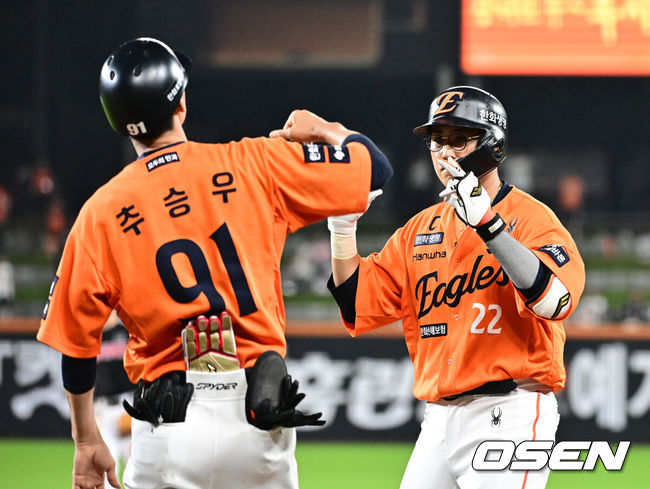 [OSEN=대전, 지형준 기자] 15일 대전 한화생명볼파크에서 2025 신한 SOL Bank KBO리그 한화 이글스와 LG 트윈스의 경기가 열렸다.이날 한화는 문동주, LG는 송승기를 선발로 내세웠다.5회말 1사 2루에서 한화 채은성 1타점 중저 적시타를 날리며 기뻐하고 있다. 2025.06.15 /jpnews@osen.co.kr