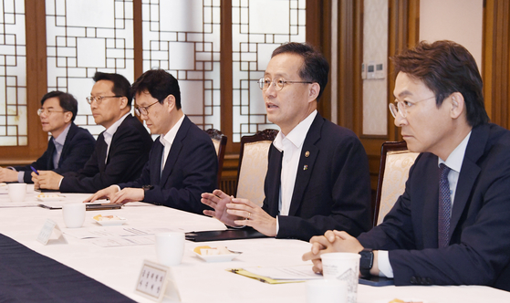 13일 이형일 기획재정부 장관 직무대행 1차관이 서울 종로구 정부서울청사에서 열린 '긴급상황점검회의'를 주재하고 있다. 기획재정부 제공
