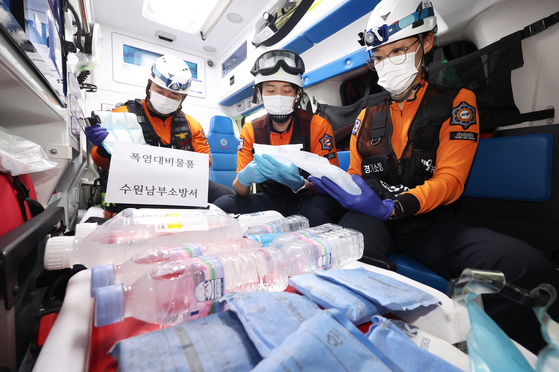 지난 9일 경기도 수원시 권선구 수원남부소방서에서 남부119안전센터 이윤호 소방장, 백지민 소방교, 이진성 소방사가 얼음조끼와 아이스팩 등 폭염 대비 물품을 점검하고 있다. 경기도소방재난본부는 올여름 폭염 피해를 최소화하기 위해 오는 9월 말까지 '2025 폭염 대비 구급활동 대책'을 시행한다. 연합뉴스