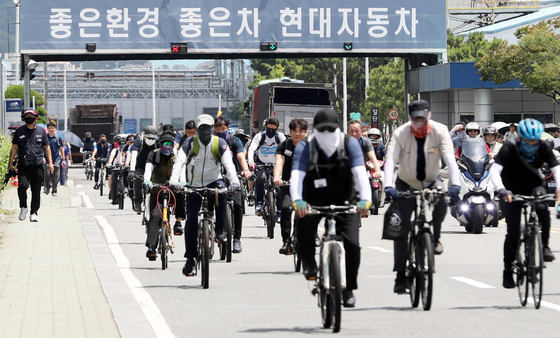 현대자동차 울산공장 명촌정문에서 오전조 근로자들이 퇴근을 하고 있다.뉴스1