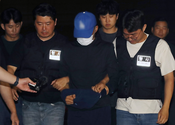 대구에서 스토킹 해오던 여성을 살해한 피의자 A씨가 15일 오전 대구성서경찰서로 압송되고 있다. A씨는 지난 10일 오전 3시30분쯤 대구 달서구 장기동의 한 아파트 외벽 가스배관을 타고 50대 여성 B씨 집에 침입해 살해한 뒤 도주했다가 나흘만인 14일 오후 10시45분쯤 세종시 조치원읍에서 경찰에 체포됐다. 뉴스1