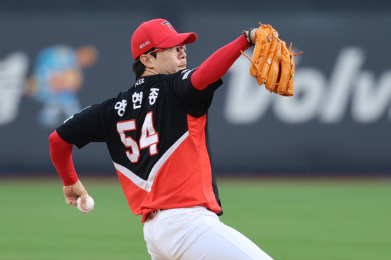 KIA, kt에 완승...양현종, 엉망진창 수비에도 꿋꿋이 역투   (수원=연합뉴스) 김경윤 기자 = 프로야구 KIA 타이거즈가 잇따른 수비 실책에도 올 시즌 최고의 투구를 펼친 프랜차이즈 스타 양현종의 역투를 앞세워 kt wiz를 꺾고 2연패에서 벗어났다.   KIA는 22일 수원 케이티위즈파크에서 열린 2025 신한 SOL 뱅크 KBO리그 kt와 방문 경기에서 8-3으로 승리했다. 역투하는 양현종. 2025.5.22 [KIA 타이거즈 제공. 재판매 및 DB 금지] (끝)  〈저작권자(c) 연합뉴스, 무단 전재-재배포, AI 학습 및 활용 금지〉
