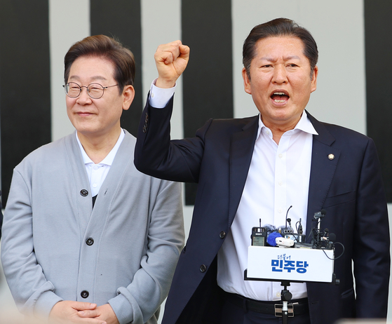 더불어민주당 정청래 의원이 5월 11일 전남 해남군 해남읍 군민광장에서 열린 더불어민주당 이재명 대선 후보 골목골목 경청투어에서 이 후보 지지발언을 하고 있다. 연합뉴스