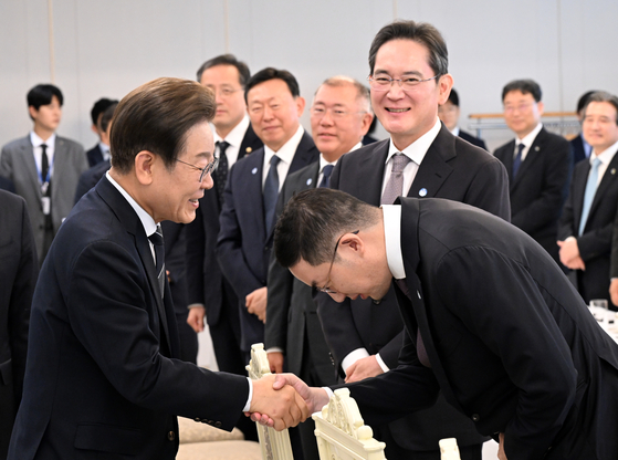 이재명 대통령이 13일 서울 용산 대통령실청사에서 열린 6경제단체와 기업인 간담회에서 구광모 LG그룹 회장 인사를 나누고 있다. 대통령실사진기자단/국민일보 김지훈